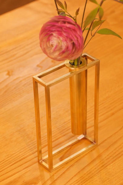 モダンな真鍮花器　brass modern vase